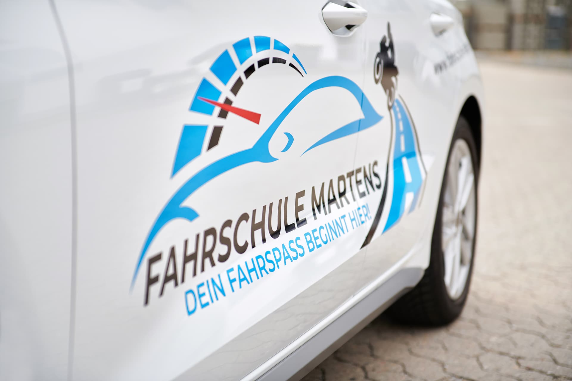 Auto mit Logo der Fahrschule Martens in Bad Oeynhausen und Vlotho