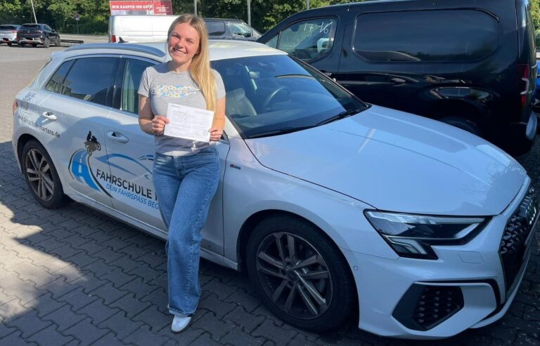 Mit Leichtigkeit zum Führerschein - Alina nach bestandener Fahrprüfung